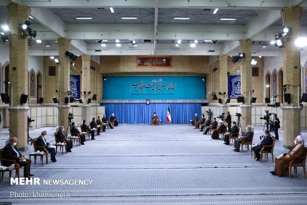 جلسة الهيئة الوطنيّة لمكافحة كورونا بحضور الإمام الخامنئي في حسينيّة الإمام الخميني (قده) / صور
