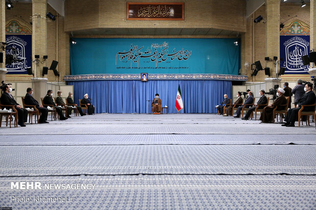 جلسة الهيئة الوطنيّة لمكافحة كورونا بحضور الإمام الخامنئي في حسينيّة الإمام الخميني (قده) / صور