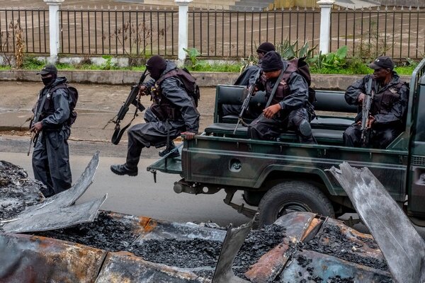 کشته شدن ۴ دانش آموز و معلم طی حمله شبه نظامیان در کامرون