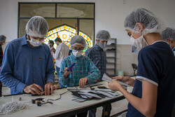 İran'da gönüllü maske üretimi devam ediyor