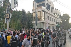 مواطنون اردنيون يعتصمون أمام السفارة الفرنسية في الأردن