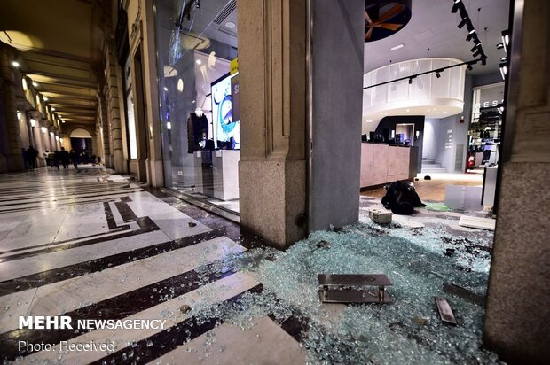 İtalya'da salgına yönelik son tedbirler protestolara neden oldu