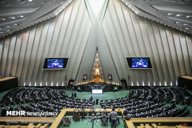 البرلماني الإيراني يدرس أبعاد اغتيال الشهيد "فخري زاده" 