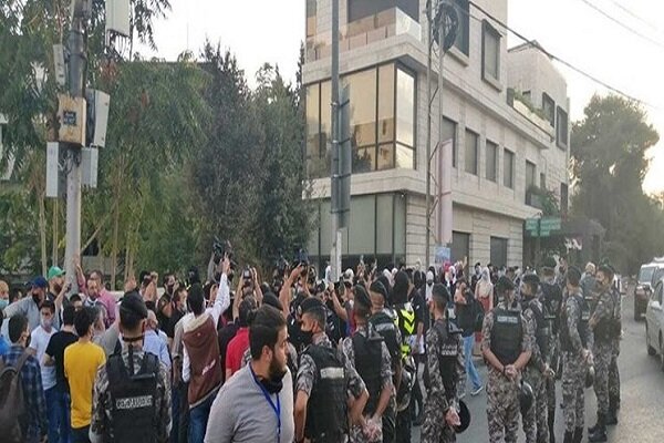اردنی ها مقابل سفارت فرانسه در امان تظاهرات کردند