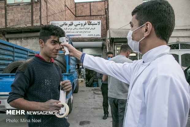 توزیع ماسک رایگان توسط دانشجویان جهادی در حاشیه شهر تبریز