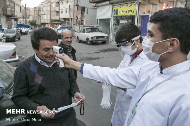 توزیع ماسک رایگان توسط دانشجویان جهادی در حاشیه شهر تبریز