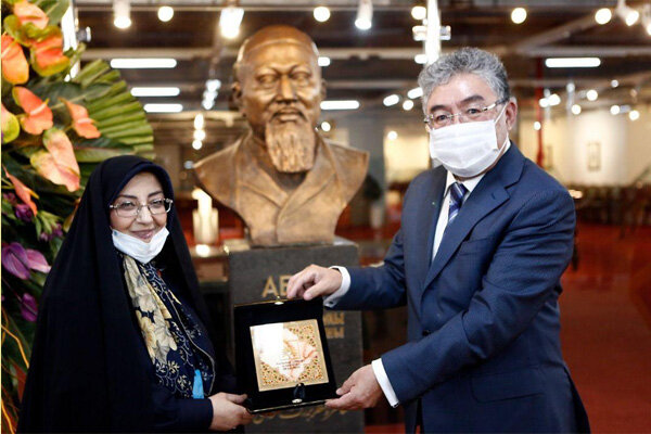 تندیس شاعر قزاقستانی در موزه کتابخانه ملی جانمایی شد