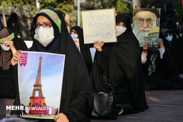 تجمع مردم و دانشجویان مقابل سفارت فرانسه در پی اهانت به پیامبر اسلام (ص)
