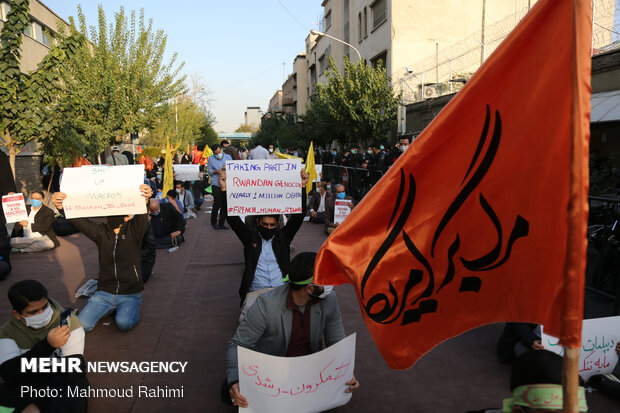 تجمع مردم و دانشجویان مقابل سفارت فرانسه در پی اهانت به پیامبر اسلام (ص)