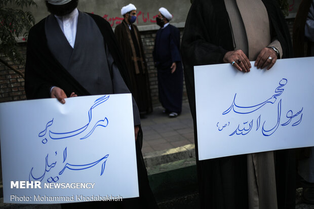 Clergymen rally in front of French embassy in Tehran
