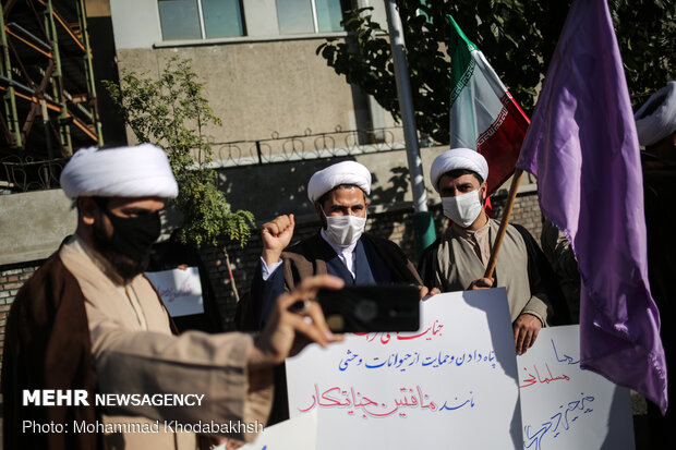 Clergymen rally in front of French embassy in Tehran
