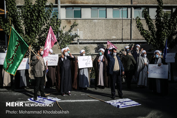 Clergymen rally in front of French embassy in Tehran
