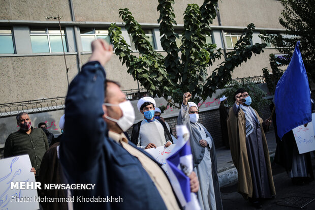 Clergymen rally in front of French embassy in Tehran
