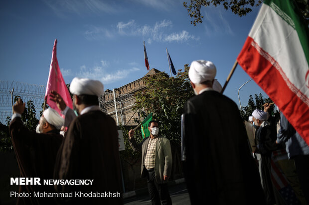 Clergymen rally in front of French embassy in Tehran
