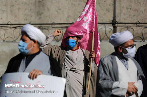 Clergymen rally in front of French embassy in Tehran
