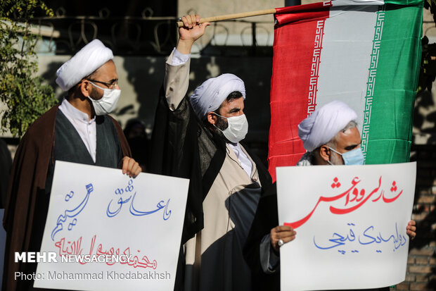 Clergymen rally in front of French embassy in Tehran
