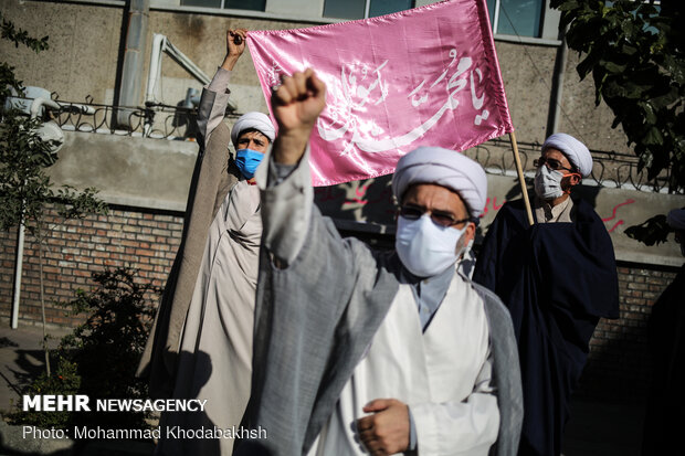 Clergymen rally in front of French embassy in Tehran
