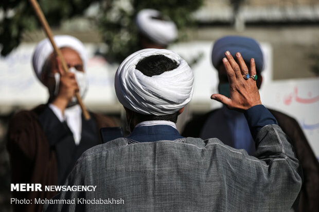 Clergymen rally in front of French embassy in Tehran
