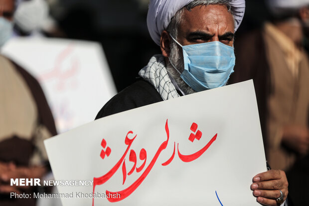 تجمع اعتراضی طلاب بسیجی تهران در مقابل سفارت فرانسه