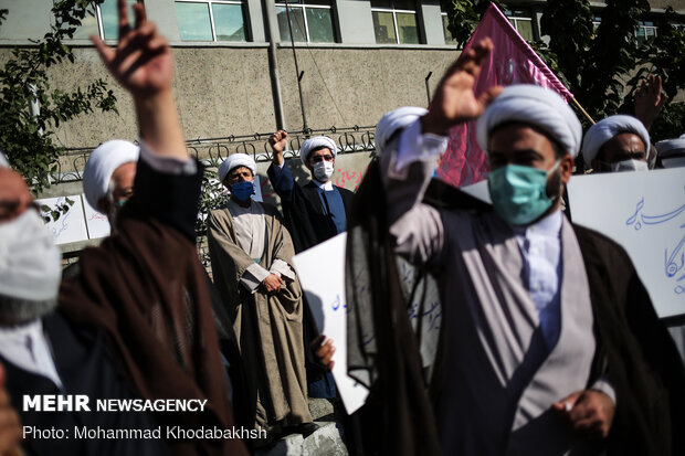 Clergymen rally in front of French embassy in Tehran
