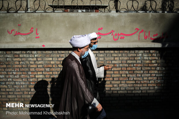 Clergymen rally in front of French embassy in Tehran
