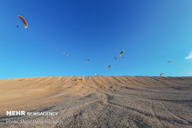 Autumn attracting Skydivers to Yazd
