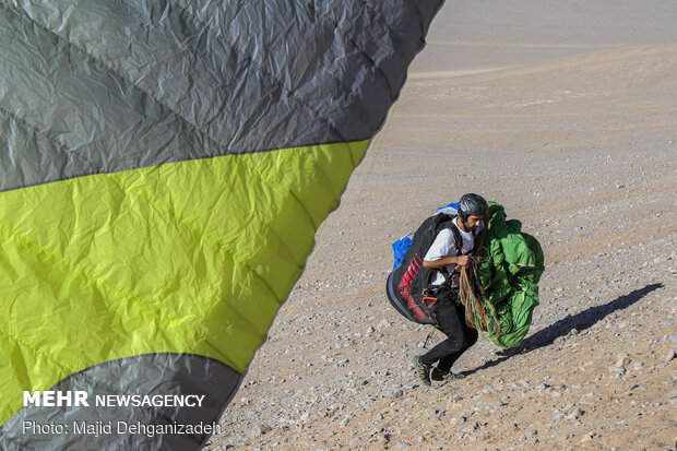 Autumn attracting Skydivers to Yazd
