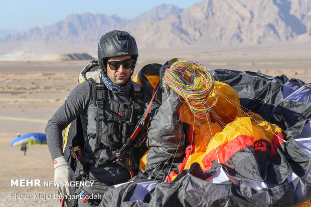 Autumn attracting Skydivers to Yazd
