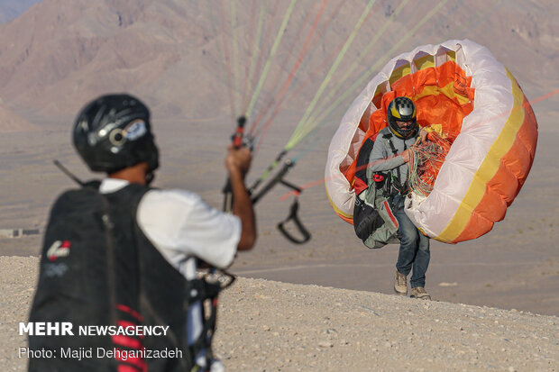 Autumn attracting Skydivers to Yazd
