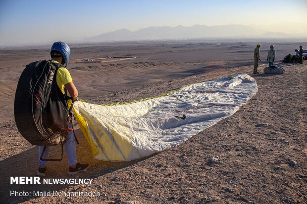 Autumn attracting Skydivers to Yazd
