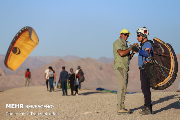 Autumn attracting Skydivers to Yazd
