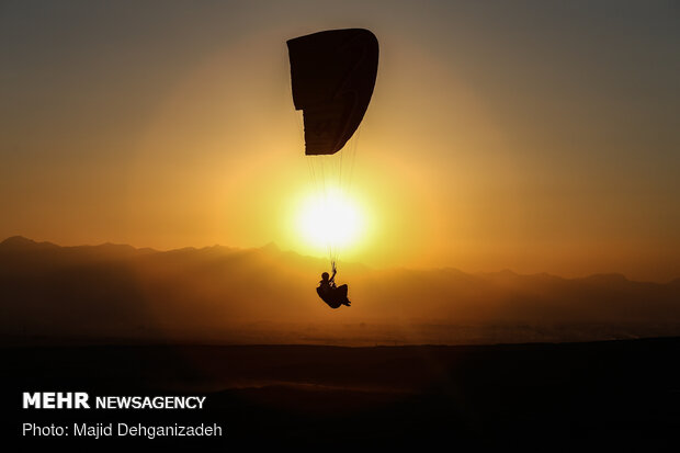 Autumn attracting Skydivers to Yazd
