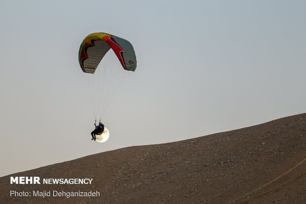 Autumn attracting Skydivers to Yazd
