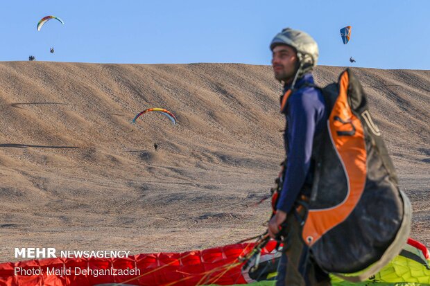 Autumn attracting Skydivers to Yazd
