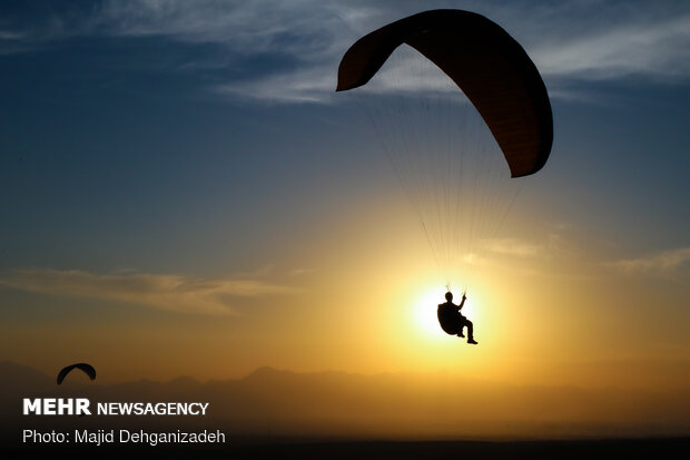 Autumn attracting Skydivers to Yazd
