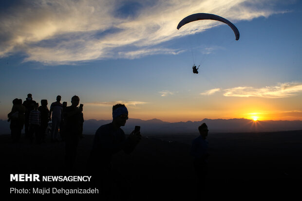 Autumn attracting Skydivers to Yazd
