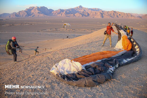 Autumn attracting Skydivers to Yazd
