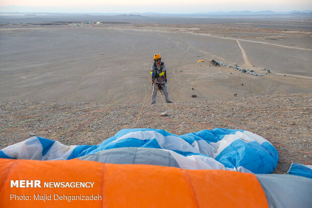 Autumn attracting Skydivers to Yazd
