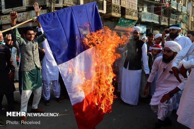 تظاهرات مسلمانان جهان علیه اظهارات مکرون درباره اسلام