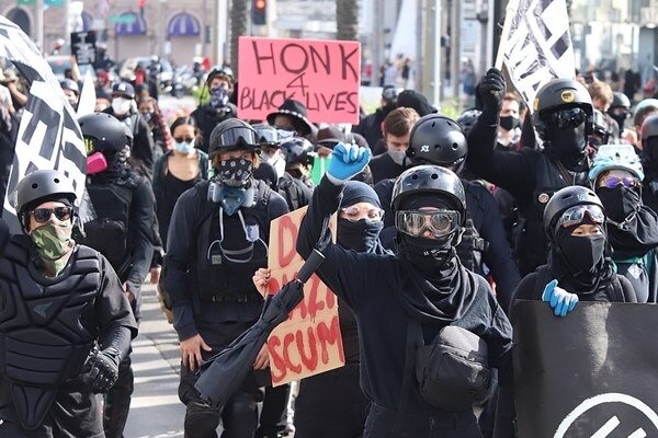 VIDEO: Trump supporters, opponents clash in Beverly Hills