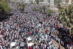 صدها سودانی در برابر مقر فرماندهی کل ارتش تجمع کردند