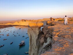 زیباترین ساحل خطرناک ایران/ اسکله بریس حفاظی برای گردشگران ندارد