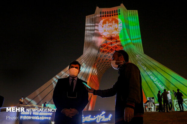 نورپردازی برج آزادی برای همدردی با افغانستان
