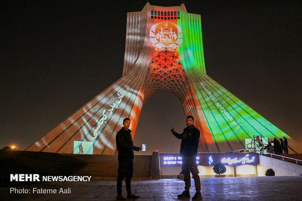 نورپردازی برج آزادی برای همدردی با افغانستان