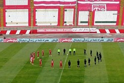 بارش شدید باران و تگرگ در ورزشگاه تبریز/ حضور تنها ۳ بازیکن در نیمکت نفت