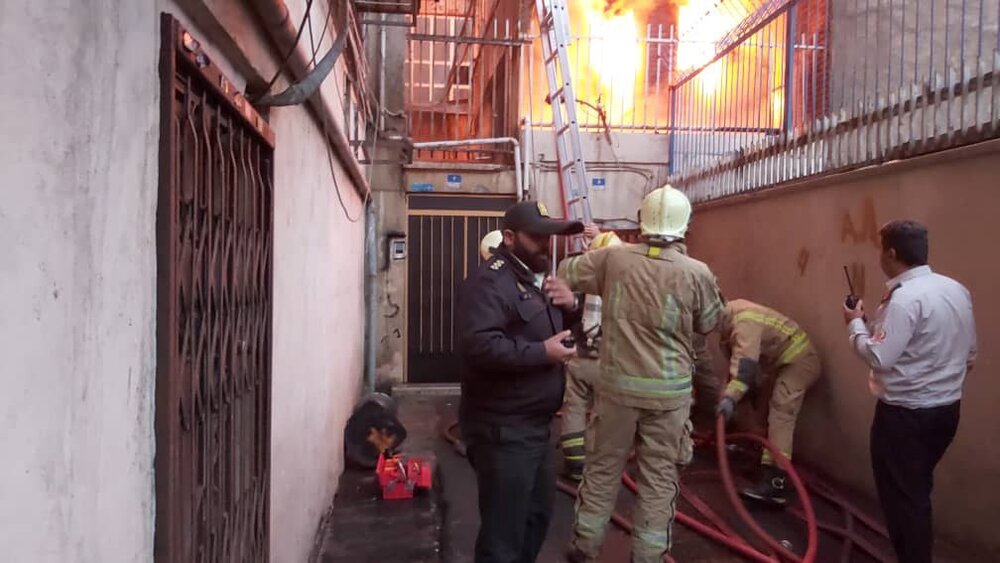 آتش سوزی انبار نخ در خیابان جمهوری/ آتش با موفقیت خاموش شد