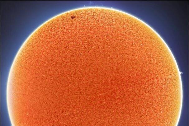 تصویر ایستگاه فضایی بین المللی با پس زمینه ماه و خورشید ثبت شد
