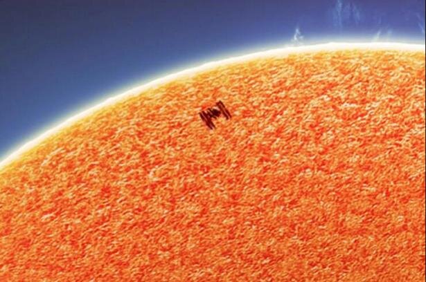 تصویر ایستگاه فضایی بین المللی با پس زمینه ماه و خورشید ثبت شد