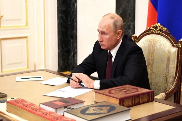 روسيا.. بوتين يقرأ القرآن في يوم الوحدة الوطنية