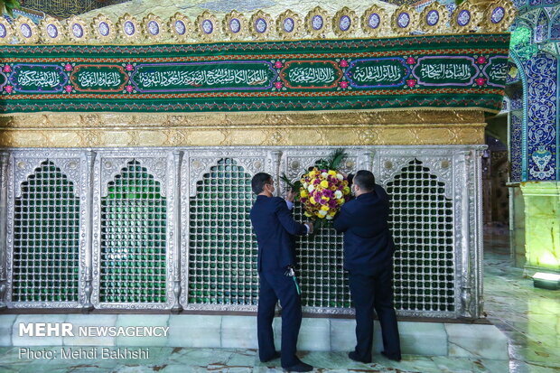 گل آرایی ضریح حضرت فاطمه معصومه(س)